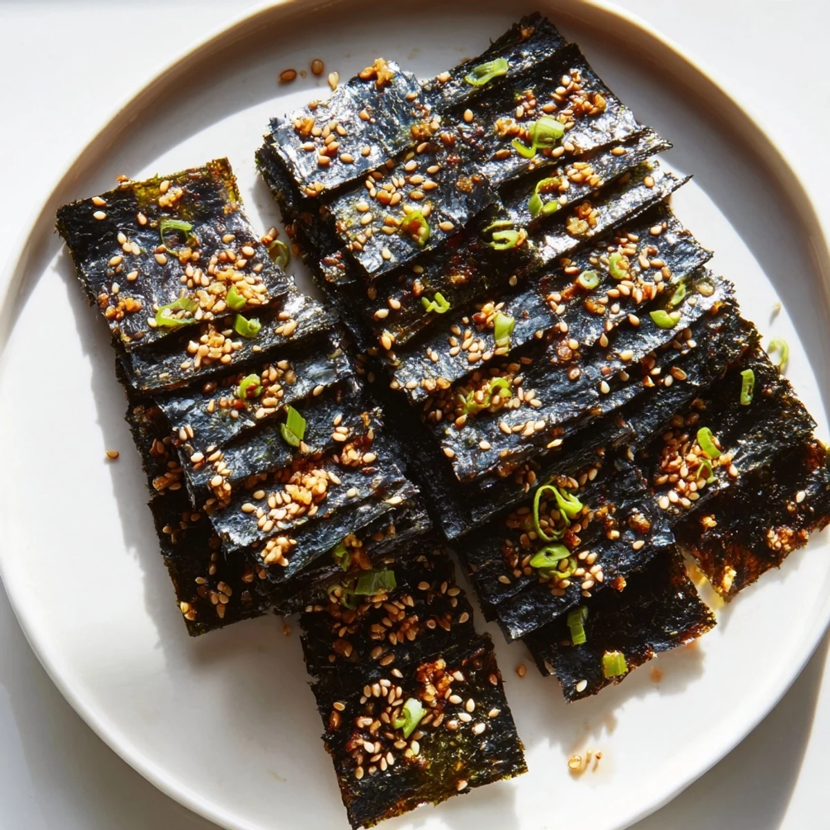 A close-up of crispy Snacks de Vague Surf, savory seaweed sheets ready to eat.
