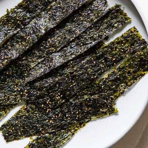 Golden, crispy roasted seaweed chips, a savory and light Asian-inspired snack, ready to enjoy.